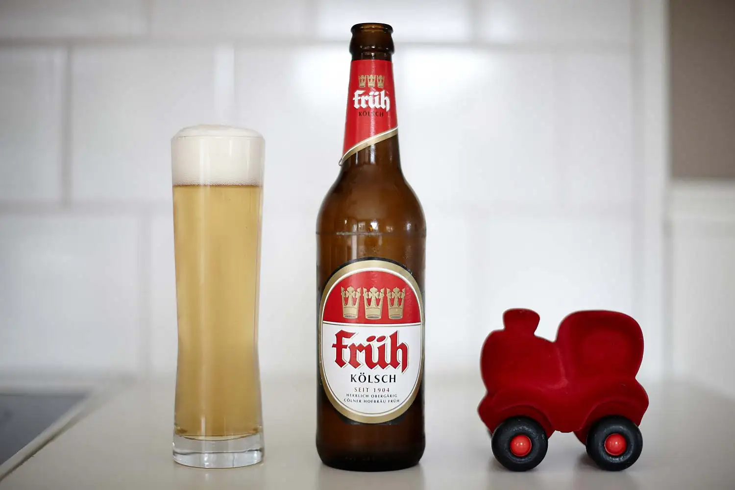 Früh Kölsch servida en vaso Stange tradicional
