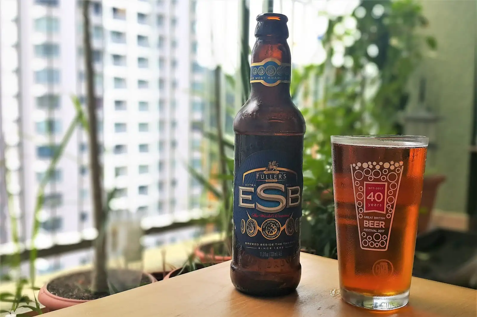 Fuller's ESB servida en pinta inglesa mostrando su color cobre característico