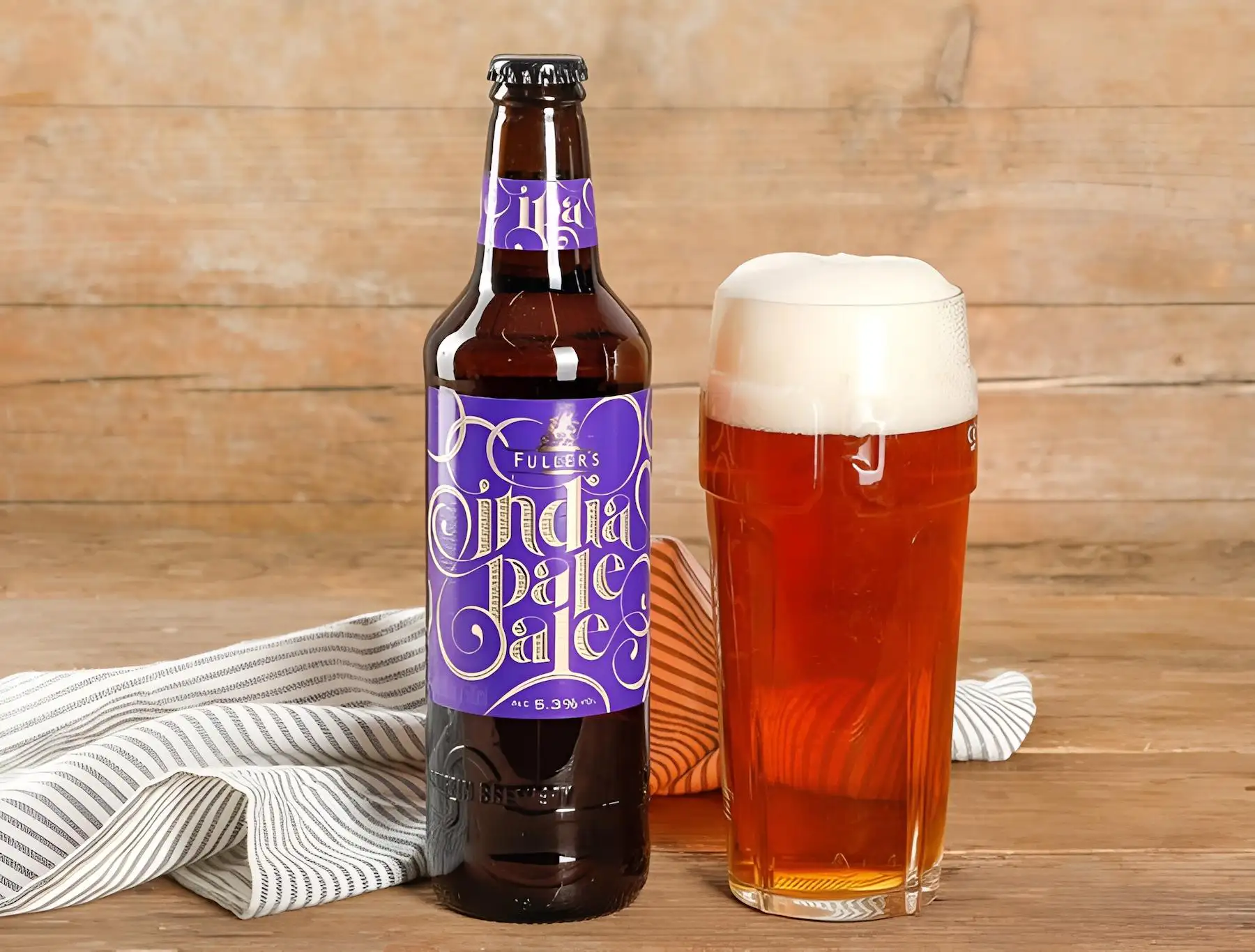 Fuller's India Pale Ale servida mostrando su color ámbar dorado