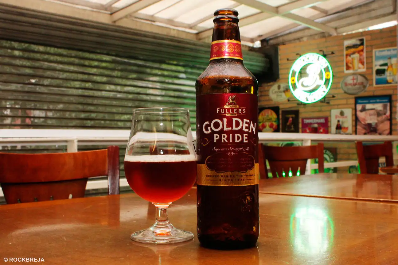 Fuller's Golden Pride servida mostrando su color dorado profundo con reflejos ámbar