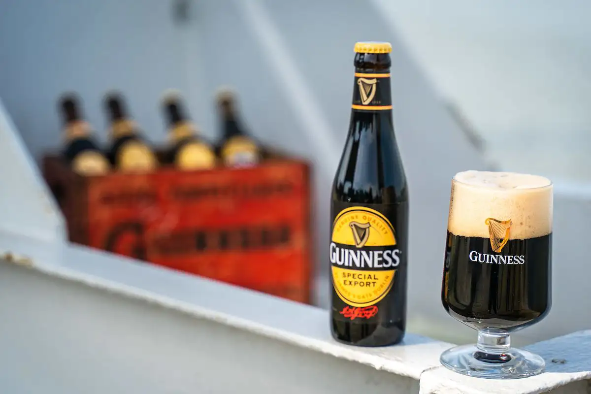 Guinness Foreign Extra Stout servida mostrando su color negro profundo