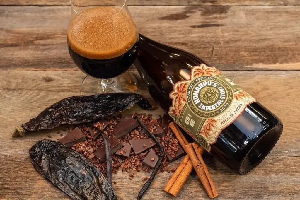 Founders KBS Imperial Stout servida en copa snifter mostrando su color negro intenso