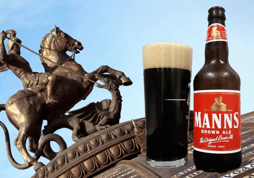 Mann's Brown Ale servida mostrando su color marrón oscuro característico