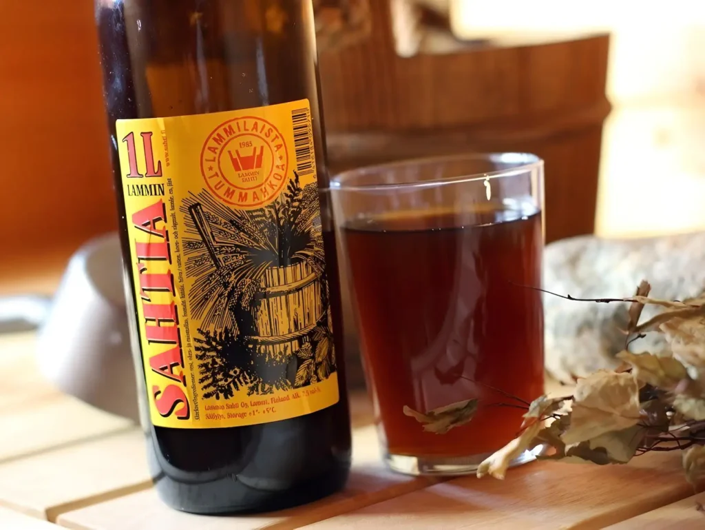 Lammin Sahti servida mostrando su color ámbar turbio característico