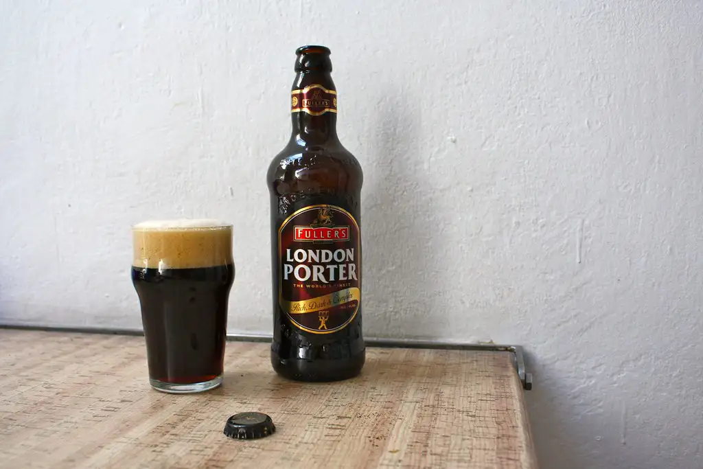 Fuller's London Porter servida mostrando su color oscuro profundo con reflejos rubí