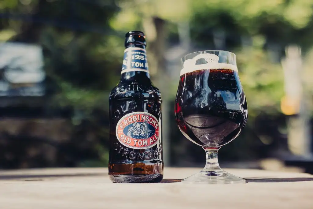 Robinson's Old Tom servida mostrando su color caoba profundo