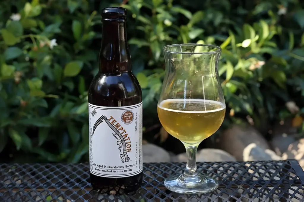 Russian River Temptation servida mostrando su color dorado brillante con complejidad visible