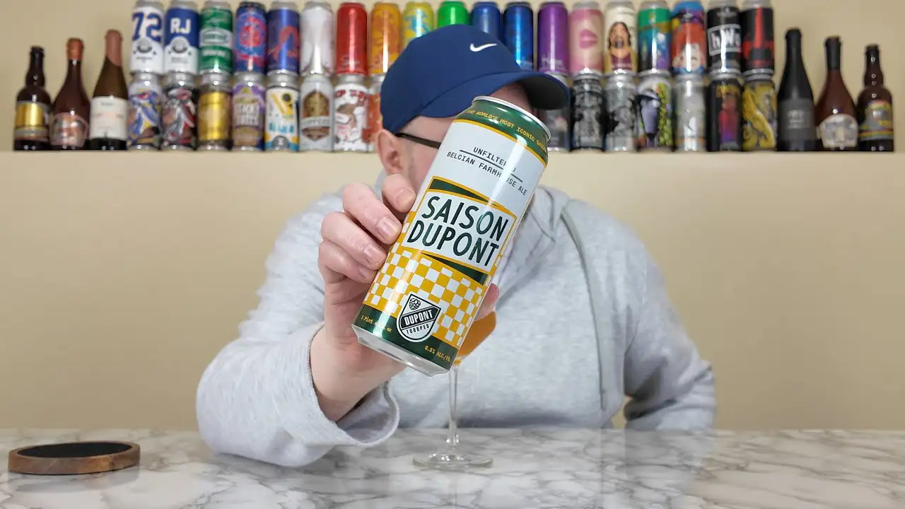 Saison Dupont servida en copa mostrando su efervescencia característica