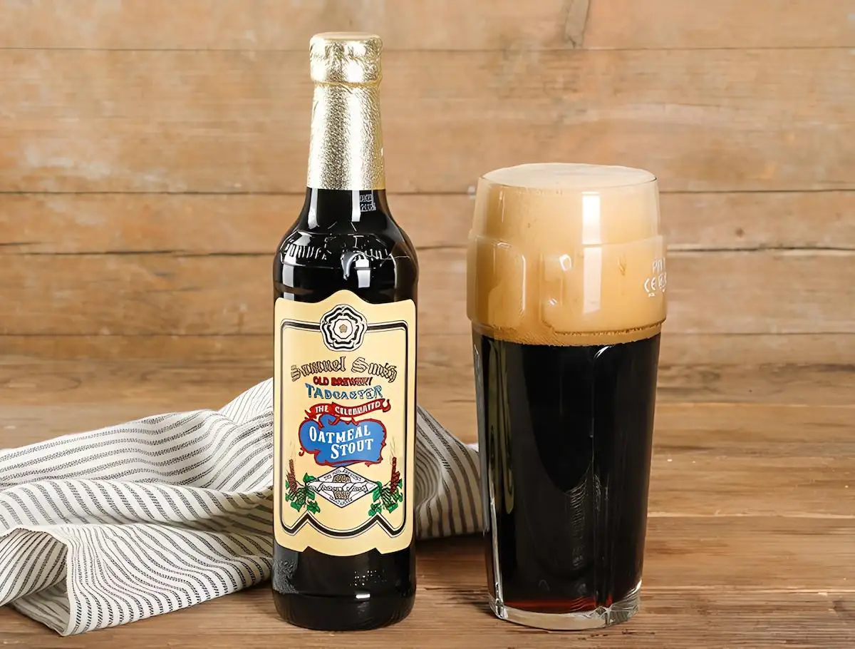 Samuel Smith Oatmeal Stout servida mostrando su color negro profundo y espuma cremosa