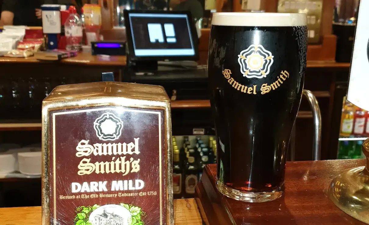 Samuel Smith's Dark Mild servida mostrando su color marrón oscuro