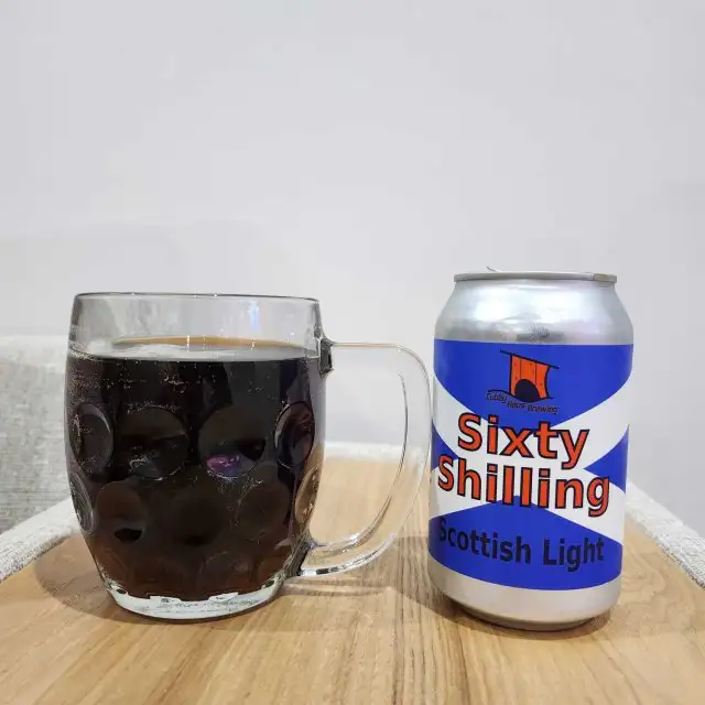 Scottish Light en vaso mostrando su color ámbar-marrón característico