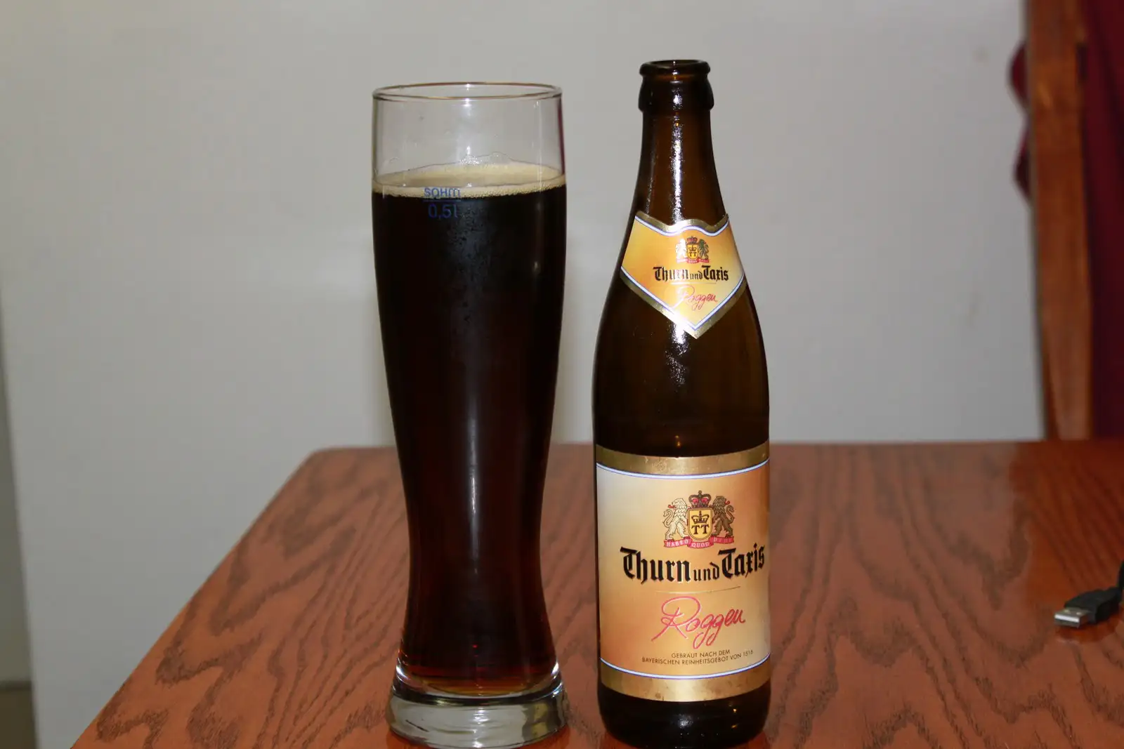 Paulaner Roggen servida mostrando su color cobrizo oscuro característico