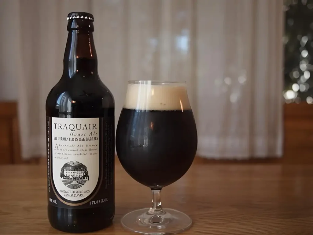 Traquair House Ale servida mostrando su color marrón rubí profundo