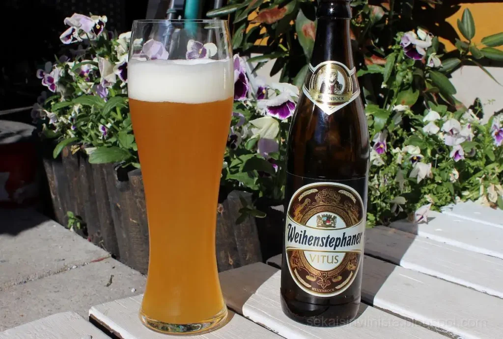 Weihenstephaner Vitus servida en vaso weizen mostrando su color dorado turbio