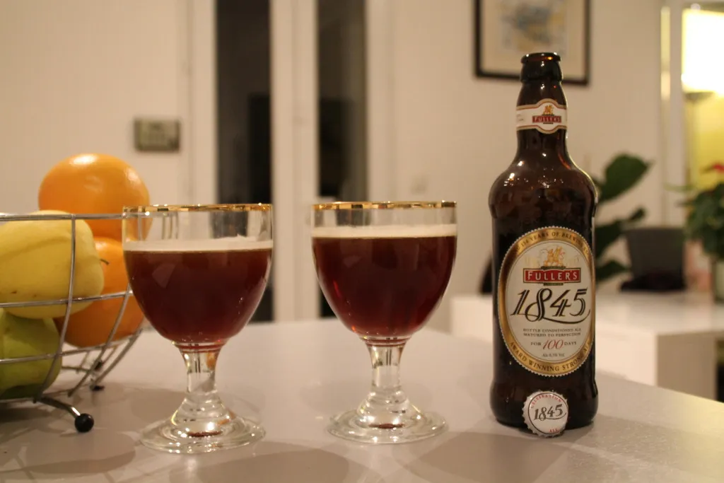 Fuller's 1845 servida mostrando su color ámbar rojizo profundo