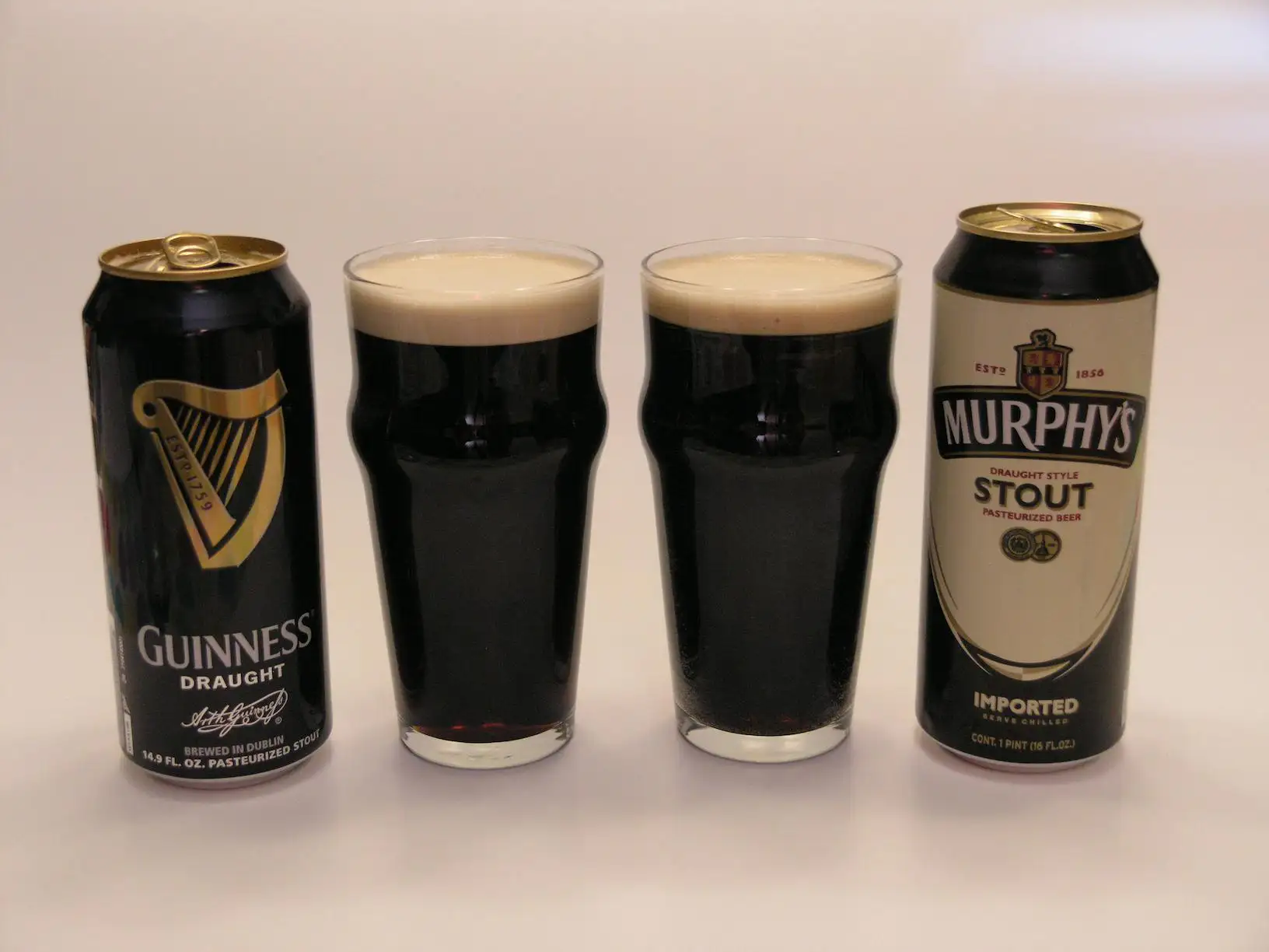 Guinness Draught y Murphy's Irish Stout servidas mostrando sus diferencias características
