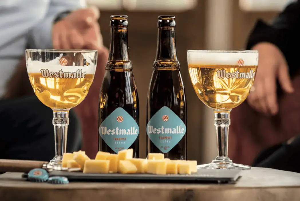 Westmalle Extra servida mostrando su color dorado pálido característico