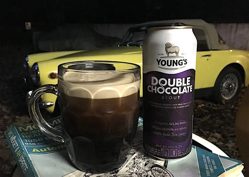 Young's Double Chocolate Stout mostrando su color negro profundo con espuma cremosa