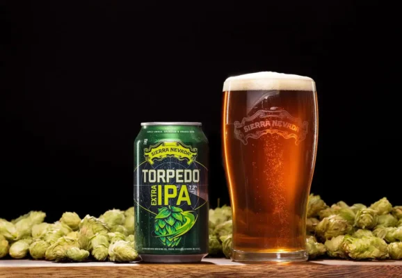 Sierra Nevada Torpedo Extra IPA: West Coast IPA que revolucionó el dry-hopping con sistema Torpedo patentado