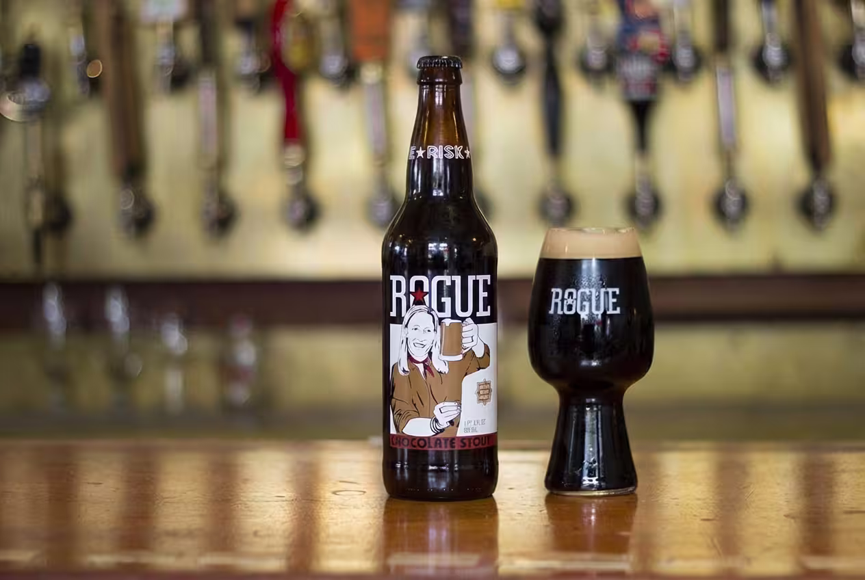 Rogue Chocolate Stout sweet stout de chocolate en copa con malta tostada y cacao